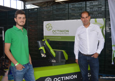 Octinion had uiteraard de aardbeienplukrobot Rubion meegenomen, maar ook Bart Reinders (links) van Octinion Nederland, dat sinds anderhalve maand bestaat. Rechts op de foto: Thomas Hoeterickx